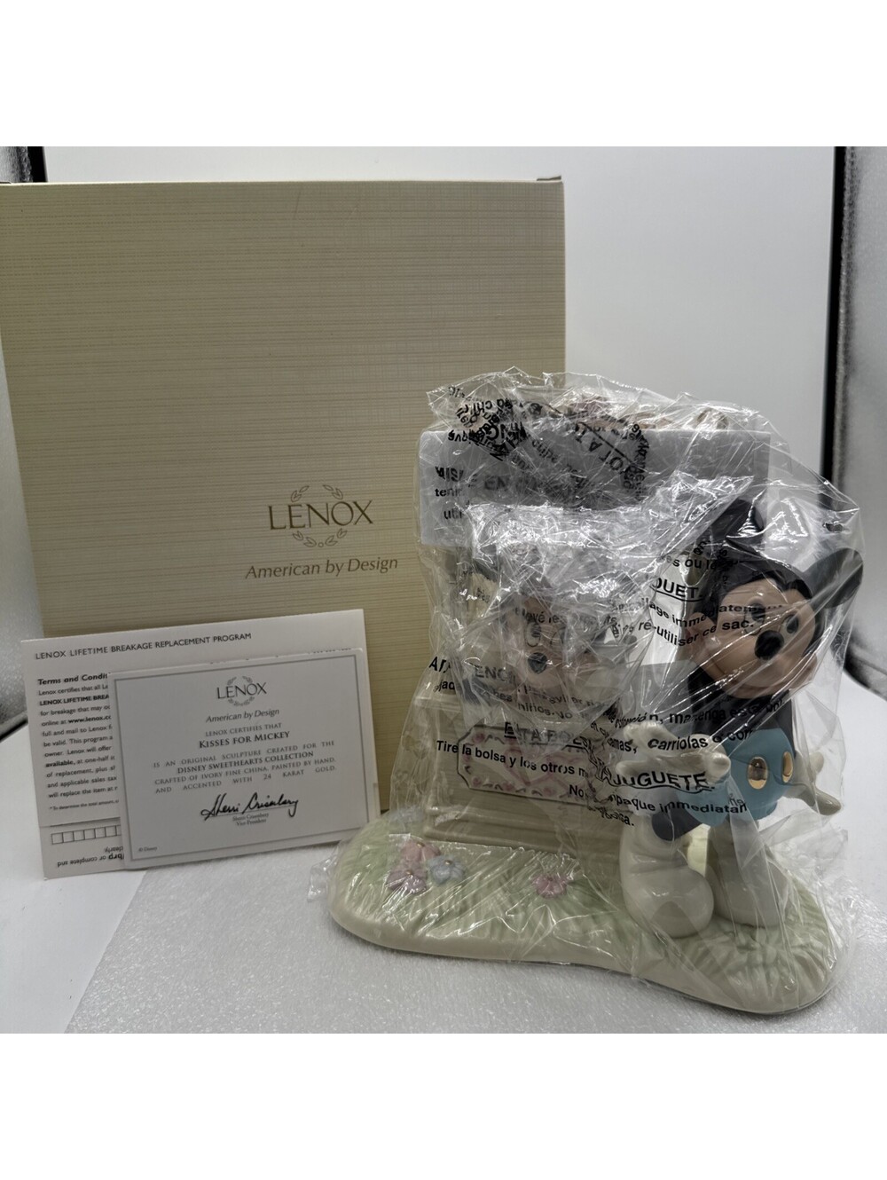 Lenox Disney Showcase 2010 “Kisses For Mickey” 8” 24K & Ivory China Figurine New